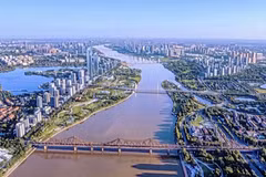 Vue en perspective d'une section du projet de boulevard paysager du fleuve Rouge traversant le centre-ville. Photo : Journald'actualités et de groupes ethniques