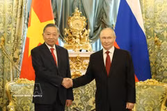 Le secrétaire général du Parti communiste du Vietnam et président de la République, Tô Lâm, et le président russe Vladimir Poutine. Photo : VNA