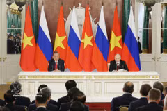 Le secrétaire général du Comité central du Parti communiste du Vietnam et président de la République, Tô Lâm, et le président russe Vladimir Poutine lors de la rencontre avec la presse à l’issue de leur entretien. Photo : VNA 