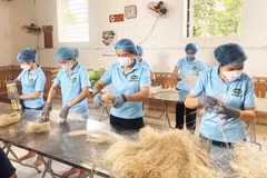Production de vermicelles destinés à l'exportation dans l'usine de Duong Kien dans le village de So (commune de Hung Dao). Photo : VNA