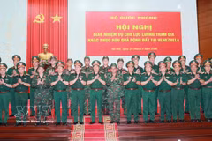 Le général d'armée Nguyen Tân Cuong, membre du Comité central du Parti, chef d'état-major général de l'Armée populaire du Vietnam et vice-ministre de la Défense, pose avec les officiers et militaires de la mission avant leur départ pour le Venezuela, où ils participeront aux opérations de secours et d'aide humanitaire. Photo / VNA