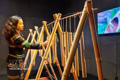 L’espace « Les sons de l’eau », au Pavillon du son, reproduit le bruit de l’eau circulant à travers un réseau de tubes en bambou, créant des sonorités originales qui évoquent l’harmonie entre la nature et l’art. Photo : VNA