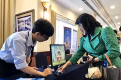 Des entreprises touristiques présentent des produits et services technologiques lors d’un événement de promotion du tourisme 2025-2030. (Photo : VNA)