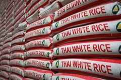 Des sacs de riz stockés dans une usine à Bangkok.