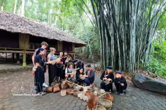 Des touristes étrangers découvrent le village culturel de Thai Hai, dans la commune de Tan Cuong, province de Thai Nguyen. Photo : VNA