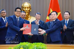Le Premier ministre Lê Minh Hung assiste à la cérémonie de remise de l’Accord d’alliance stratégique entre le Groupe national de l’industrie et de l’énergie du Vietnam (PVN) et la Compagnie nationale pétrolière de Malaisie (PETRONAS). Photo : VNA