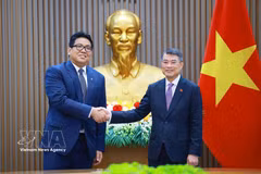 Le Premier ministre Lê Minh Hung (droite) et Tengku Muhammad Taufik, président-directeur général du groupe pétrolier national malaisien PETRONAS. Photo : VNA