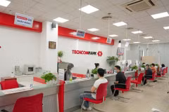 Clients dans un bureau de transaction de Techcombank. — Photo : gracieuseté de la banque.