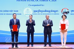 En présence des deux Premiers ministres vietnamien et cambodgien, les organismes et entreprises des deux pays ont échangé cinq documents de coopération. Photo : VNA
