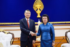 Le Premier ministre Lê Minh Hung et la présidente de l’Assemblée nationale cambodgienne Khuon Sudary. Photo : VNA
