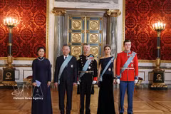 Le secrétaire général du Parti et président de la République, To Lam, et son épouse Ngo Phuong Ly posent avec le roi Frederik X, la reine Mary et le prince héritier Christian du Danemark. Photo : VNA
