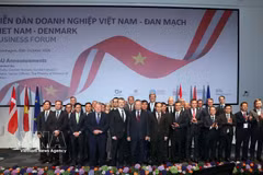 Le secrétaire général du Parti et président de la République, To Lam, et le roi du Danemark, Frederik X, aux côtés des délégués et des représentants des entreprises des deux pays. Photo : VNA