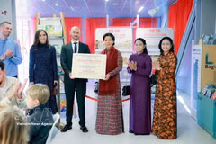 L’épouse du secrétaire général du Parti et président de la République, Ngô Phuong Ly, remet symboliquement la « Bibliothèque vietnamienne » à la bibliothèque BIBLIOTEKET Rentemestervej. Photo : VNA