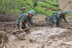 Des soldats recherchent des victimes disparues dans la province de Dien Bien le matin du 2 août 2025. (Photo : VNA)