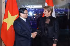 Le Premier ministre Pham Minh Chinh et la présidente suisse Karin Keller-Sutter à Davos. Photo : VNA