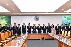 Des représentants du ministère vietnamien des Finances et de l'Agence japonaise de coopération internationale (JICA) lors d'une réunion à Hanoï (Photo : Ministère des Finances)