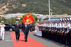 Le président de l’Assemblée nationale, Trần Thanh Mẫn, passe en revue la garde d’honneur de la 189e Brigade de sous-marins, à la base militaire de Cam Ranh, relevant de la 4e Région navale. Photo : VNA