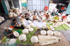 Le métier traditionnel de fabrication de chapeaux coniques de Xuân Lôc, dans le district de Triêu Son (province de Thanh Hoa), se transmet de génération en génération. Photo : VNA
