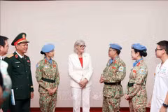 La gouverneure générale australienne, Sam Mostyn, a rencontré des soldats de la paix du Vietnam. Photo : VNA