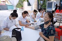 Une personne âgée bénéficie d'un bilan de santé gratuit dans un centre médical de Hai Phong, ville portuaire du nord du Vietnam. Photo VNA