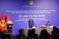 Le secrétaire général du Comité central du Parti communiste du Vietnam et président de la République, Tô Lâm, lors de la rencontre avec des cadres et employés de l’ambassade du Vietnam ainsi que des représentants de la communauté vietnamienne en Russie. Photo : VNA