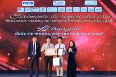Le groupe d'auteurs reçoit le Premier Prix, remis par le représentant régional pour l'Asie et le Pacifique de l'OIF, Edgar Doerig, et la directrice générale adjointe de la VNA, Doàn Thi Tuyêt Nhung. Photo : CVN