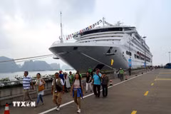 Le navire de croisière Pacific World amène environ 1 700 touristes à Quang Ninh. Photo : VNA
