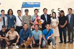 Des membres de l’ambassade du Vietnam en République de Corée accompagnent les marins du M/V Prada à l’aéroport. Photo : Ambassade du Vietnam en République de Corée