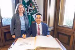 La dirigeante du Parti communiste autrichien (KPÖ) et maire de Graz, Elke Kahr et ’ambassadeur du Vietnam en Autriche, Vu Le Thai Hoang. Photo : VNA