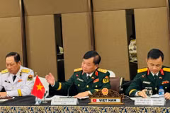 Le général de corps d’armée Hoàng Xuân Chiên, vice-ministre vietnamien de la Défense (centre) lors du dialogue. Photo : VNA