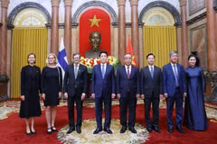 Le président Luong Cuong (quatrième en partant de la gauche), reçoit l'ambassadeur de Finlande, Pekka Voutilainen (troisième en partant de la gauche). (Photo : VNA)