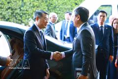 Des responsables indiens de haut rang saluent le départ du Premier ministre Lê Minh Hung, au terme de sa participation au 18e Sommet des BRICS et de ses activités bilatérales en Inde. Photo :VNA
