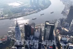 Immeubles financiers dans le centre d'Hô Chi Minh-Ville, sur le fleuve Saigon, en face de la péninsule de Thu Thiem, quartier d'An Khanh (Photo : VNA)