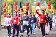Un groupe de touristes chinois visite le site central de la citadelle impériale de Thang Long. Photo : VNA