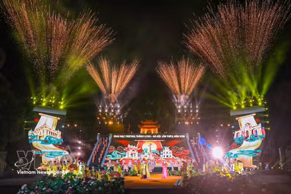 Le spectacle artistique comprenait un feu d'artifice spectaculaire. Photo : VNA