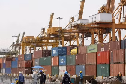 Des marchandises sont chargées au port de Bangkok, en Thaïlande. Photo : AFP/VNA