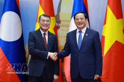 Le Premier ministre Le Minh Hung (à gauche) rencontre le président de l’Assemblée nationale lao, Sonexay Siphandone. Photo: VNA