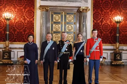 Le secrétaire général du PCV et président de la République, To Lam, son épouse Ngo Phuong Ly, le roi Frederik X, la reine Mary et le prince héritier Christian du Danemark. Photo : VNA 