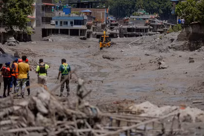 Les secouristes recherchent des victimes après les inondations et les glissements de terrain à Nuwakot, au Népal, le 27 août 2026. Photo : Xinhua/VNA