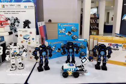 Des robots intégrant l’intelligence artificielle présentés au salon Techmart. Photo : VNA