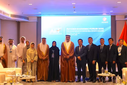 Des responsables du Comité populaire de Ho Chi Minh-Ville avec la délégation du ministère des Affaires étrangères des Émirats arabes unis. Photo : VNA