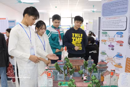 Projets d’élèves présentés lors d’un concours scientifique et d’une journée STEM à Ninh Binh, en janvier 2026. Photo : VNA