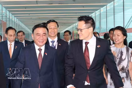 Le ministre d’État singapourien à la Défense, Desmond Choo, accueille Tran Cam Tu, membre du Bureau politique et permanent du Secrétariat du Comité central du PCV, à l’aéroport international Changi. Photo : VNA