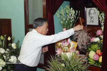 Le dirigeant To Lam offre de l’encens en mémoire du Président Ho Chi Minh à la Maison 67, au Palais présidentiel. Photo : VNA