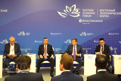 Le ministre des Finances Ngo Van Tuan (2e à gauche) et des délégués au Forum économique oriental en Russie. Photo : VNA
