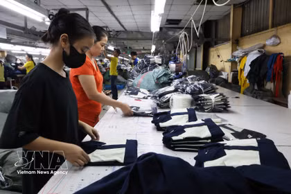 Des ouvriers travaillent dans un atelier de confection de vêtements destinés à l’exportation, dans la commune de Vinh Loc, à Hô Chi Minh-Ville. Photo : VNA
