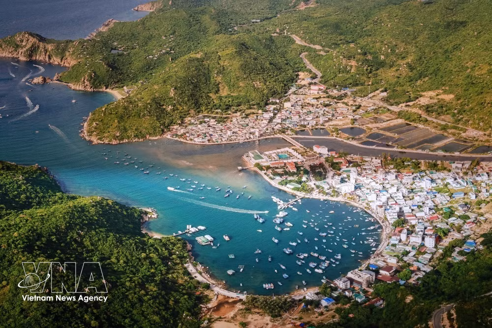 vnanet-potal-trien-lam-anh-khanh-hoa-hai-trinh-tu-vinh-8963418.jpg