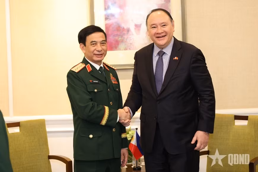 d9-dai-tuong-phan-van-giang-gap-song-phuong-bo-truong-bo-quoc-phong-philippines-gilberto-teodoro-photo-bao-quan-doi-nhan-dan.jpg