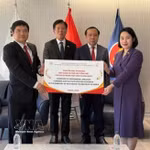 Le ministre des Sciences et des Technologies, Vu Hai Quan, assiste à la remise d'une application d'apprentissage du vietnamien aux dirigeants de l'ambassade du Vietnam en République de Corée. Photo : VNA