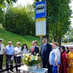 Le consul général Nguyên Viêt Kien et les membres de l’Association d’amitié avec le Vietnam de Primorié prennent une photo souvenir à l’arrêt de bus « Parc Hô Chi Minh ». Photo : VNA